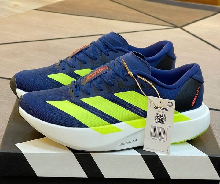 Hàng nhái nhãn hiệu Adidas được bày bán công khai khắp nơi ở TP.HCM. (Ảnh: Đại Việt)