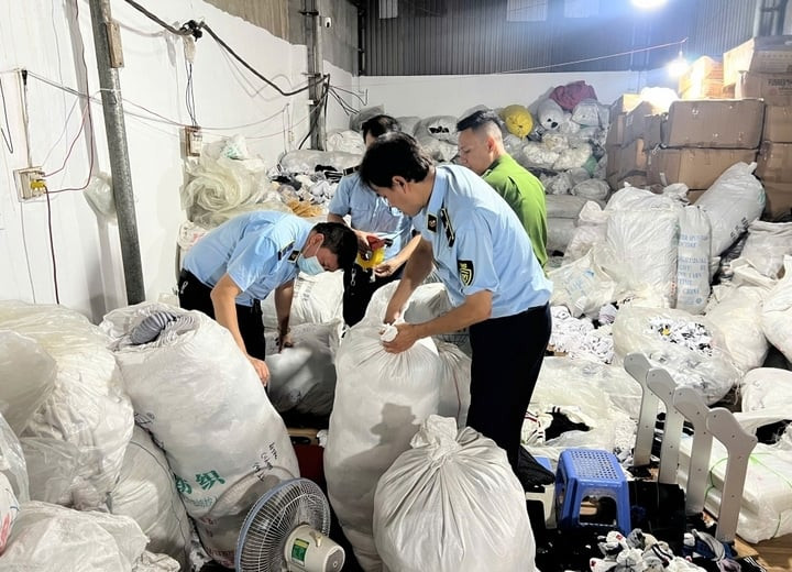 Lực lượng chức năng phát hiện nhiều vụ sản xuất, kinh doanh hàng giả nhãn hiệu Adidas. (Ảnh: Đ.V)