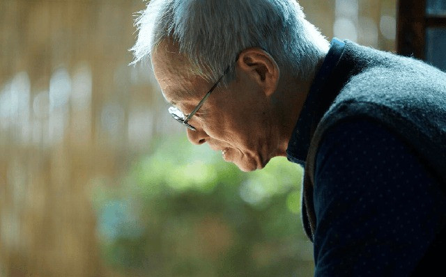 Lương hưu 43 triệu/tháng, ở nhà to, có người hầu phục vụ, cụ ông 70 tuổi vẫn thốt lên: “Giá như tôi chọn khác…” - Ảnh 1.