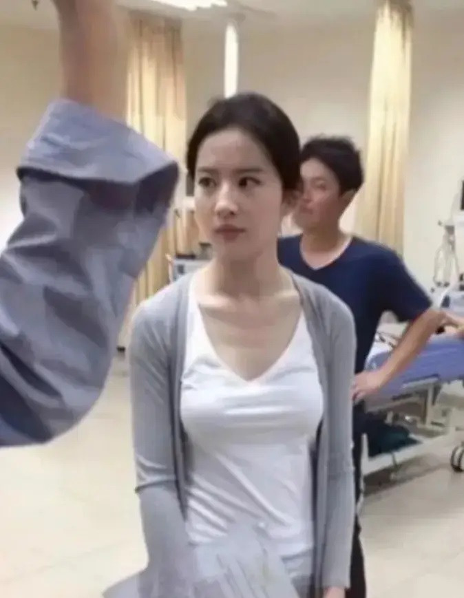 Lưu Diệc Phi gây sốt với nhan sắc mộc mạc, giản dị đời thường.