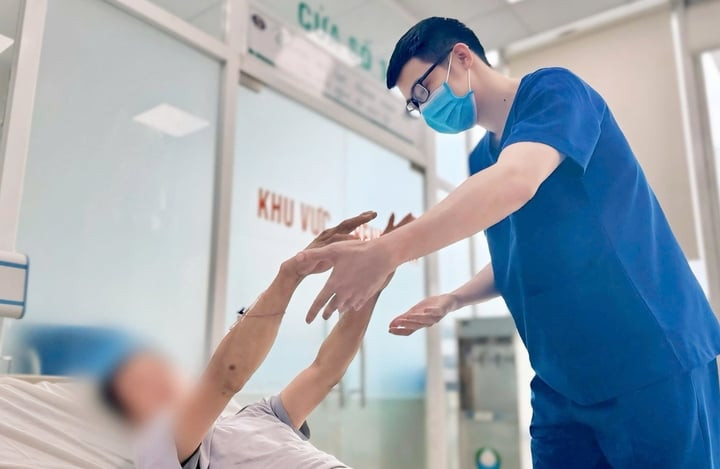 Bệnh nhân đang được điều trị tích cực bằng các biện pháp hạ nhiệt, truyền dịch, điều chỉnh điện giải, hỗ trợ gan thận. (Ảnh: BVCC)