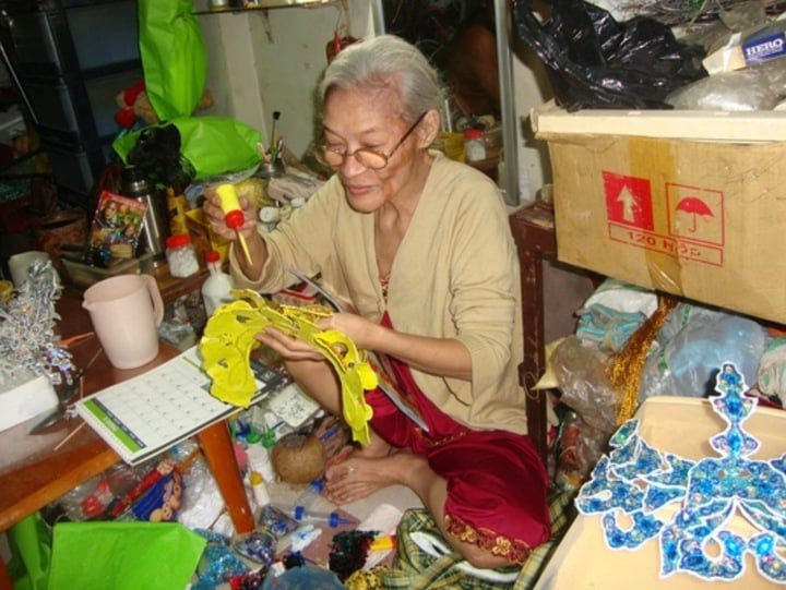 Nữ nghệ sĩ vẫn làm việc kiếm tiền nuôi con cháu ở tuổi U80.