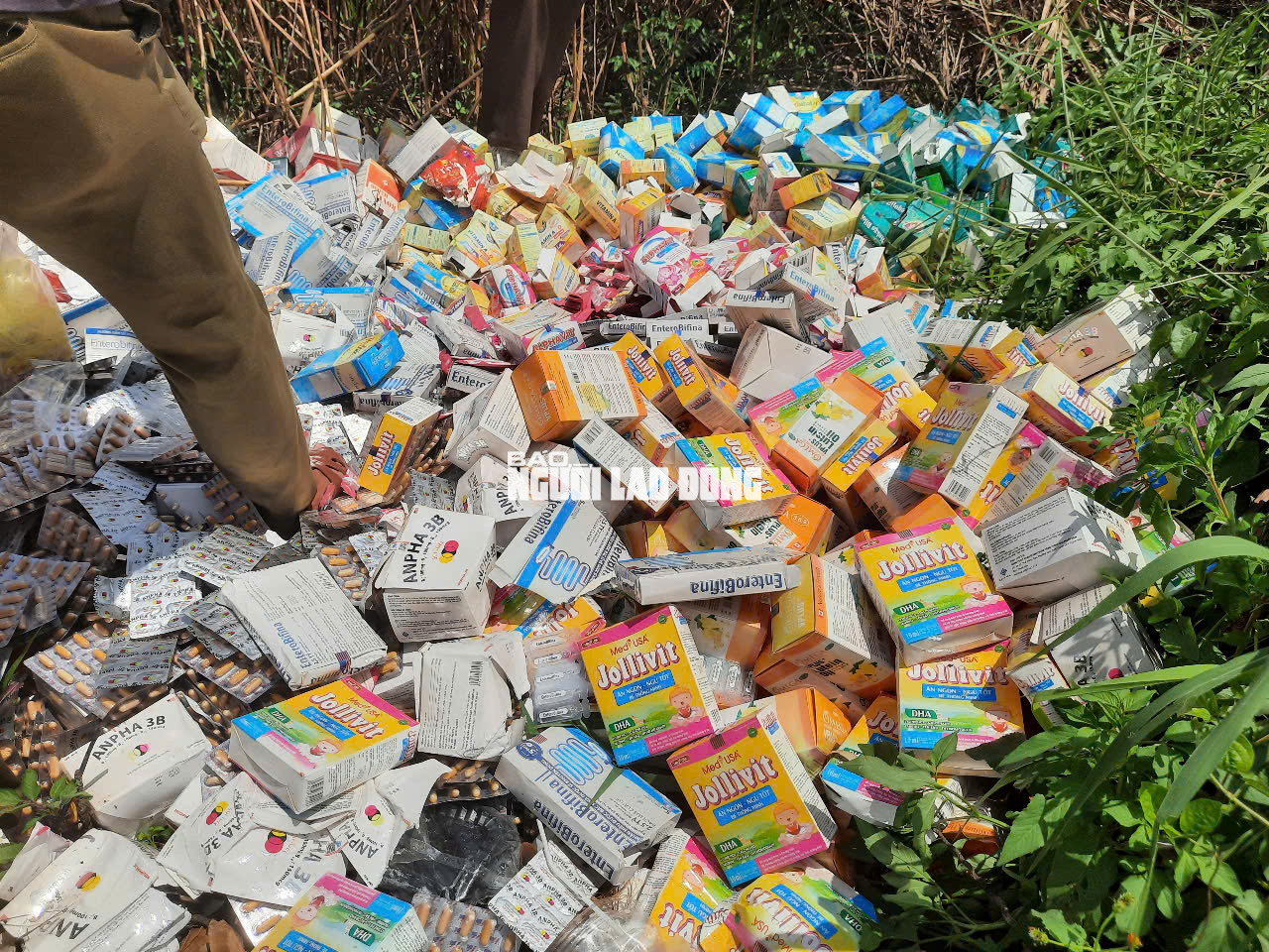 Phát hiện số lượng lớn thuốc, thực phẩm chức năng bỏ ở Bình Chánh - Ảnh 4.