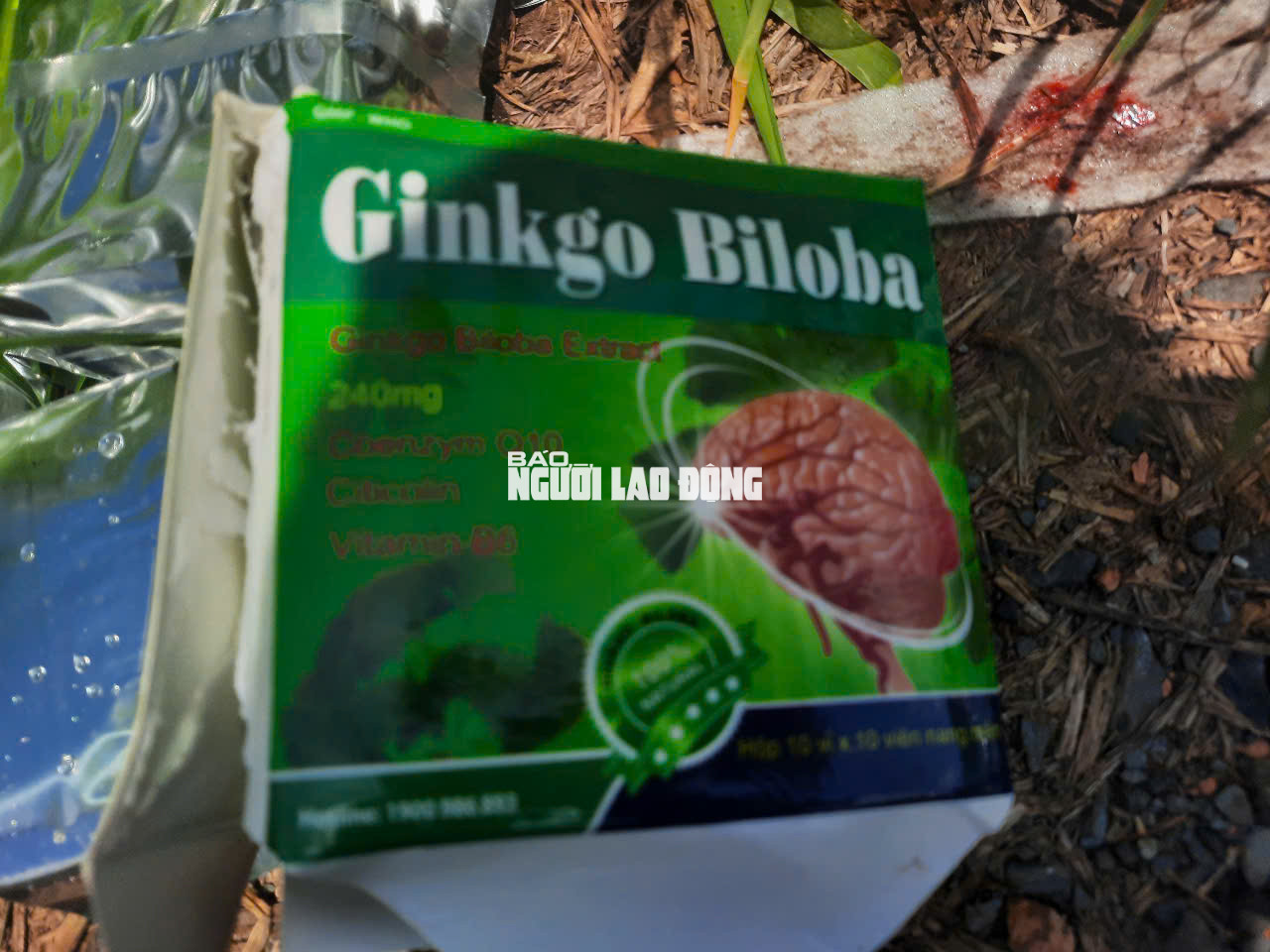 Phát hiện số lượng lớn thuốc, thực phẩm chức năng bỏ ở Bình Chánh - Ảnh 2.