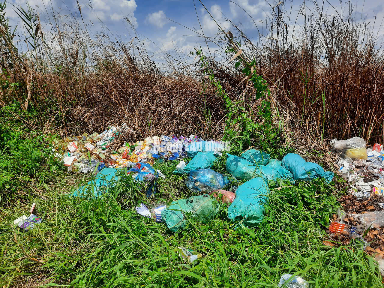 Phát hiện số lượng lớn thuốc, thực phẩm chức năng bỏ ở Bình Chánh - Ảnh 20.