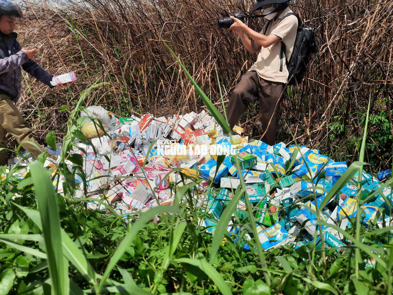 Phát hiện số lượng lớn thuốc, thực phẩm chức năng bỏ ở Bình Chánh - Ảnh 3.