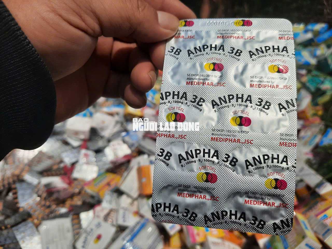 Phát hiện số lượng lớn thuốc, thực phẩm chức năng bỏ ở Bình Chánh - Ảnh 6.