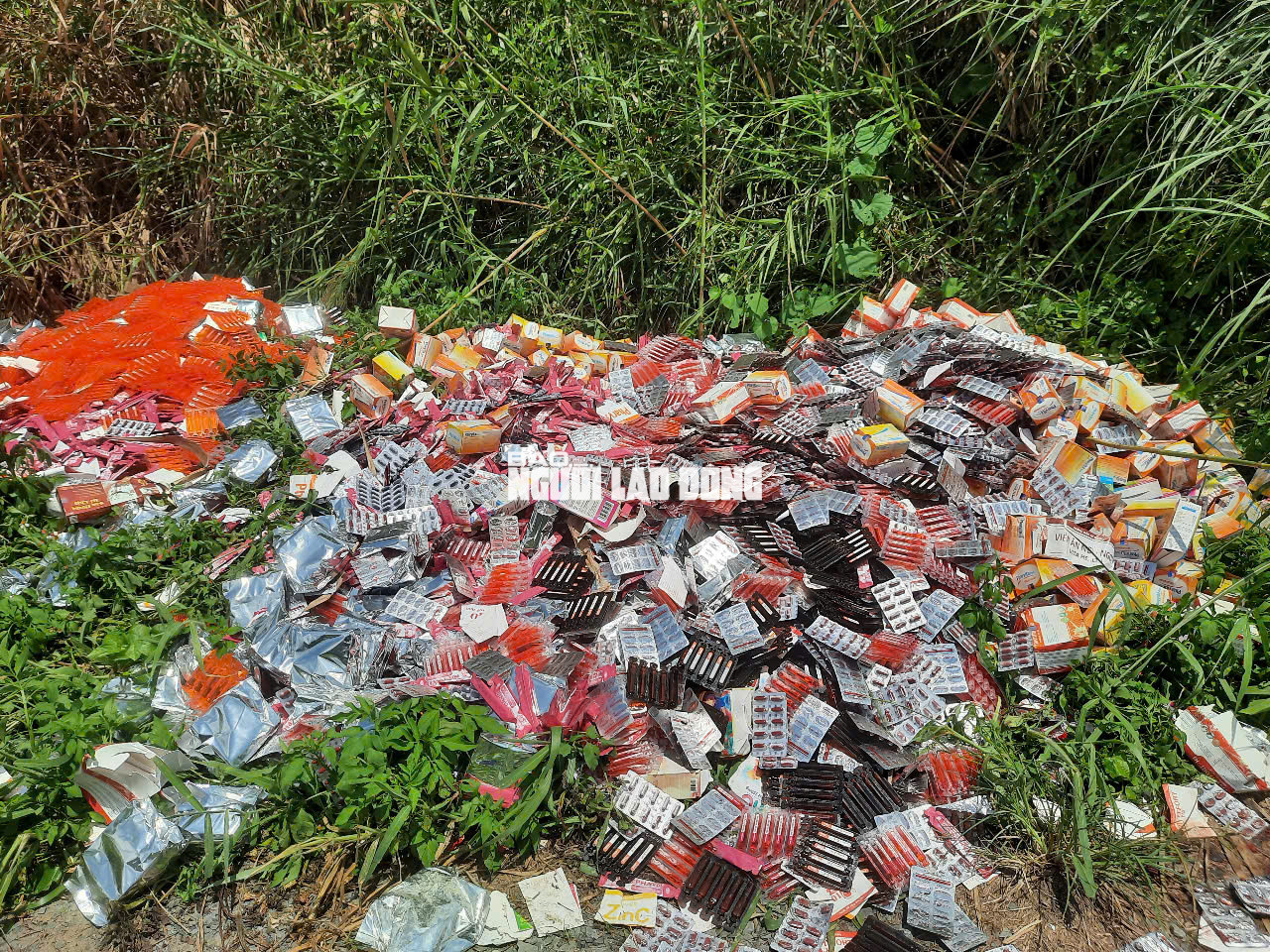 Phát hiện số lượng lớn thuốc, thực phẩm chức năng bỏ ở Bình Chánh - Ảnh 1.