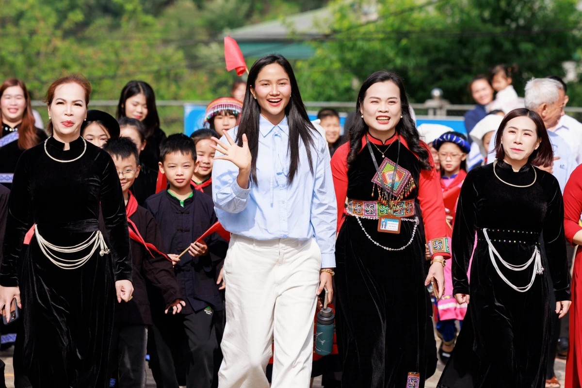 thoi trang giau bung cua hoa hau h hen nie truoc khi thong bao tin vui hinh anh 7