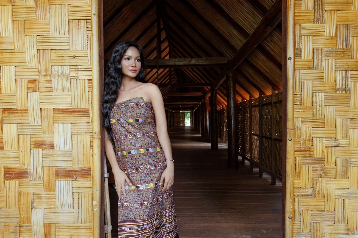 thoi trang giau bung cua hoa hau h hen nie truoc khi thong bao tin vui hinh anh 6