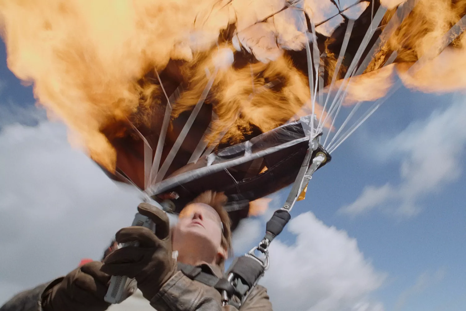 Tom Cruise lập kỷ lục mạo hiểm với dù đang cháy - Ảnh 2.