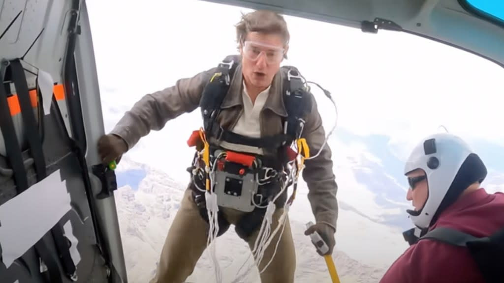 Tom Cruise lập kỷ lục mạo hiểm với dù đang cháy - Ảnh 1.