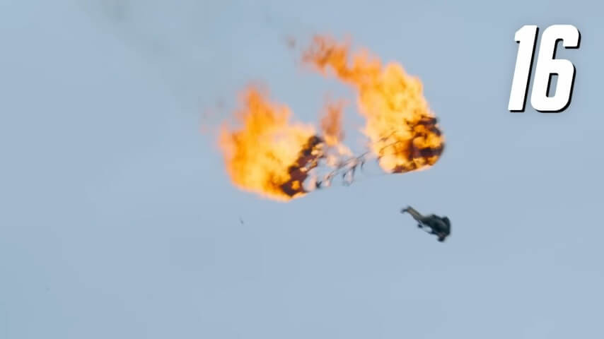 Tom Cruise lập kỷ lục mạo hiểm với dù đang cháy - Ảnh 3.