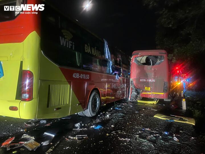 Hiện trường vụ tai nạn liên hoàn giữa 3 xe khách trên quốc lộ 1A tuyến tránh TP Huế. (Ảnh: Đình Thành)