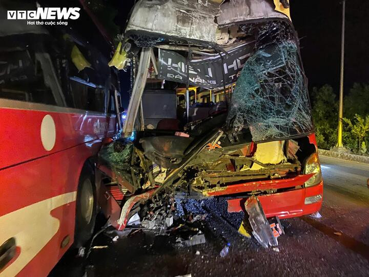 Một xe khách hư hỏng nặng phần đầu sau vụ tai nạn liên hoàn. (Ảnh: Đình Thành)