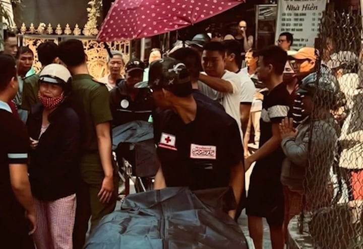 Thi thể 2 nạn nhân bị Phan Văn Phú sát hại được đưa từ bệnh viện về nhà lo hậu sự. (Ảnh: Nhật Hoàng).