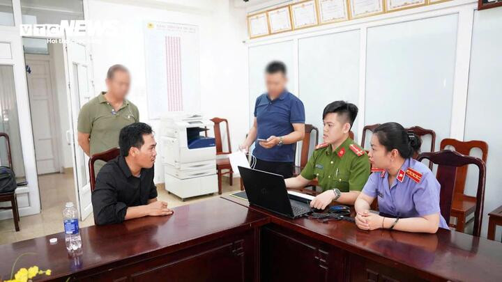 Cán bộ công an và viện kiểm sát lấy lời khai của Phan Văn Phú. (Ảnh: CACC)