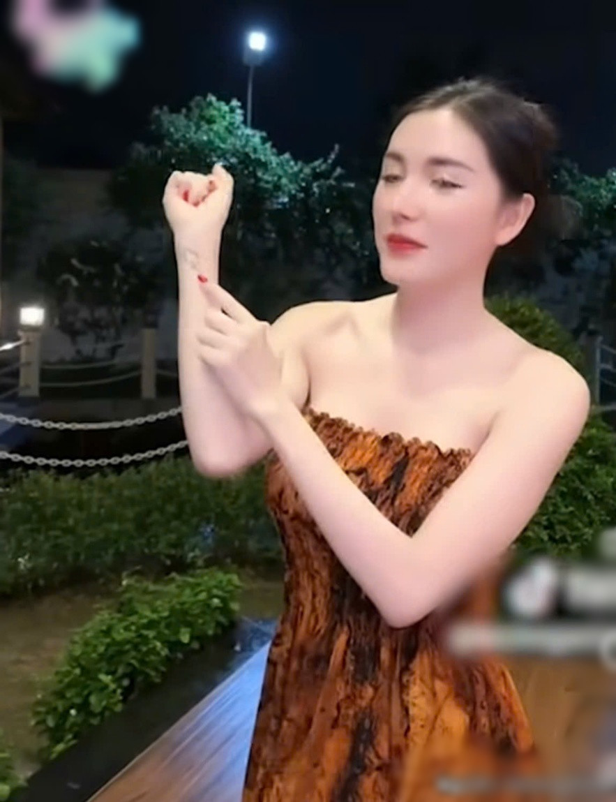 Chồng Ngân Collagen xăm mặt vợ lên ngực để chứng minh tình yêu dù chưa cưới