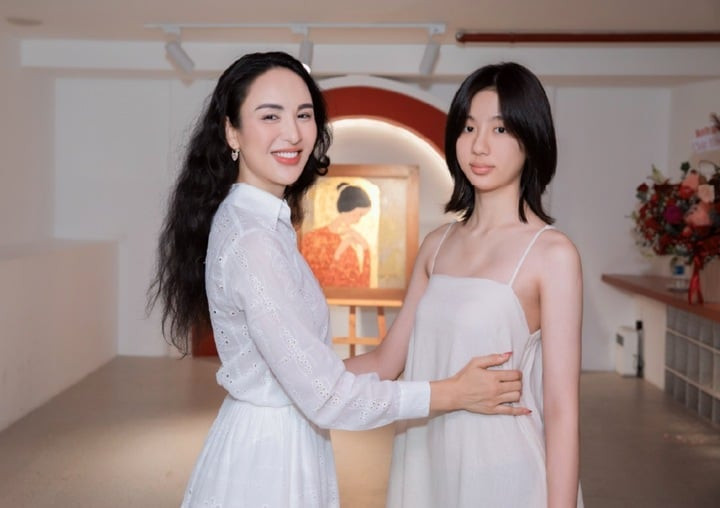 Con gái là cảm hứng để Ngọc Diễm mở triển lãm tranh.