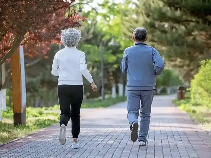 Người đàn ông 49 tuổi đột tử dù duy trì chạy bộ buổi sáng đều đặn Bác sĩ chỉ ra 4 thói quen chết người