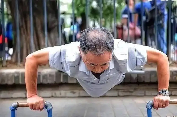 Người đàn ông 49 tuổi đột tử dù duy trì chạy bộ buổi sáng đều đặn Bác sĩ chỉ ra 4 thói quen chết người