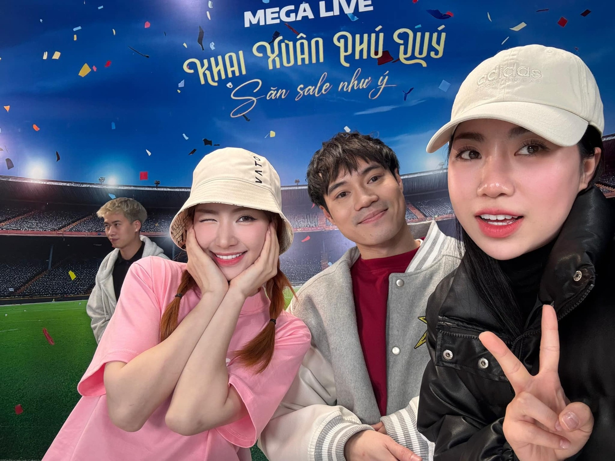 Rộ tin Văn Toàn đã có người yêu từ mặt đến vóc dáng đều nuột cực thân với Hòa Minzy