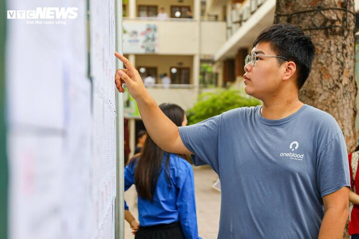 Thí sinh thi vào lớp 10 THPT công lập Hà Nội hoàn thành xong bài thi Ngữ văn và Ngoại ngữ trong ngày 7/6.