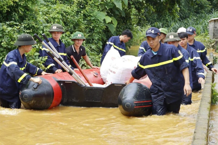 Cảnh sát sơ tán người dân khỏi vùng bị ngập sâu. (Ảnh: Công an tỉnh Lai Châu)