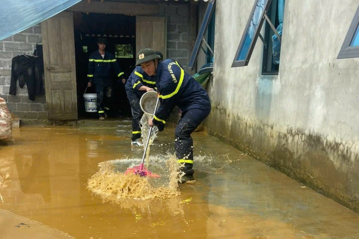Lực lượng chức năng hỗ trợ người dân dọn dẹp nhà và khu vực xung quanh bị ảnh hưởng. (Ảnh: Công an tỉnh Lai Châu)