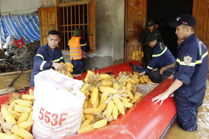 Lực lượng chức năng sơ tán người dân, tài sản của người dân đến nơi an toàn. (Ảnh: Công an tỉnh Lai Châu)