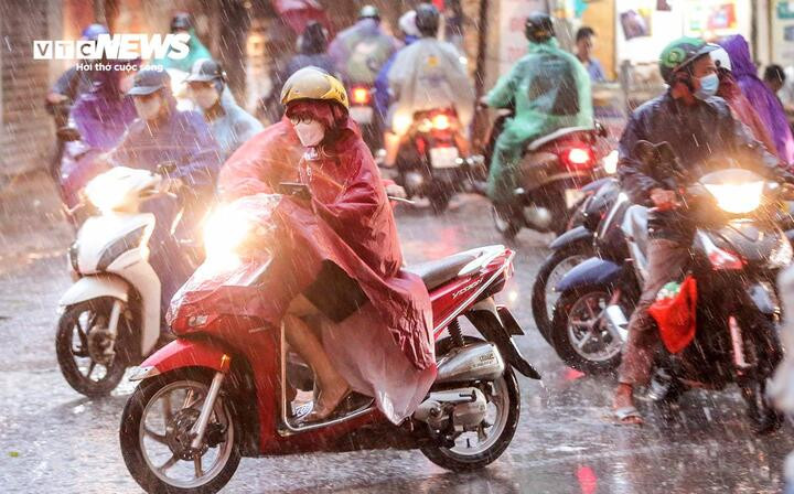 Chiều tối đến đêm nay, nhiều khu vực trên cả nước mưa như trút, nguy cơ lũ quét và sạt lở nhiều nơi. (Ảnh minh họa: Ngô Nhung)