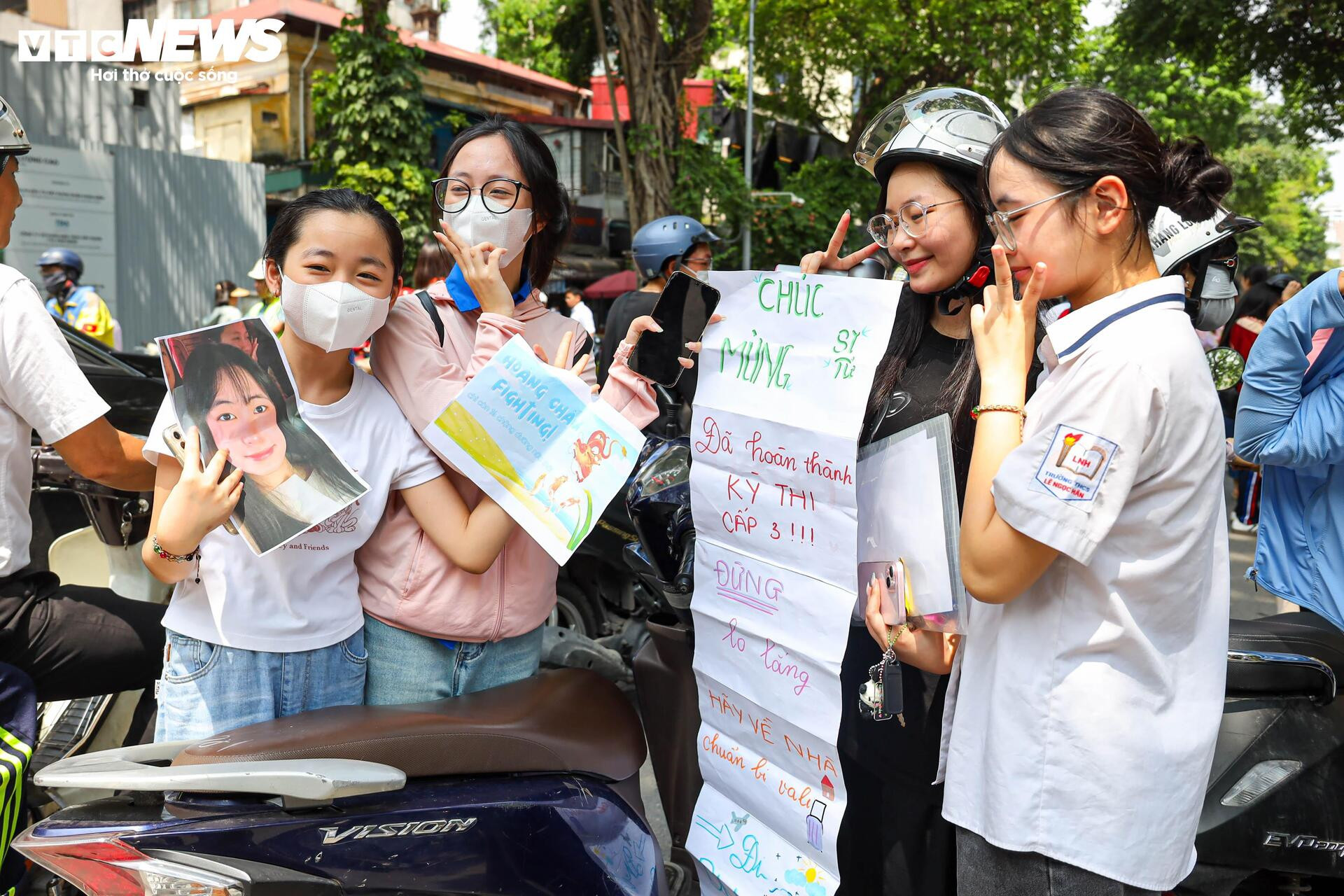 Phụ huynh oà khóc, ôm con sau tiếng hô 'chắc chắn đỗ rồi mẹ ơi' - 10