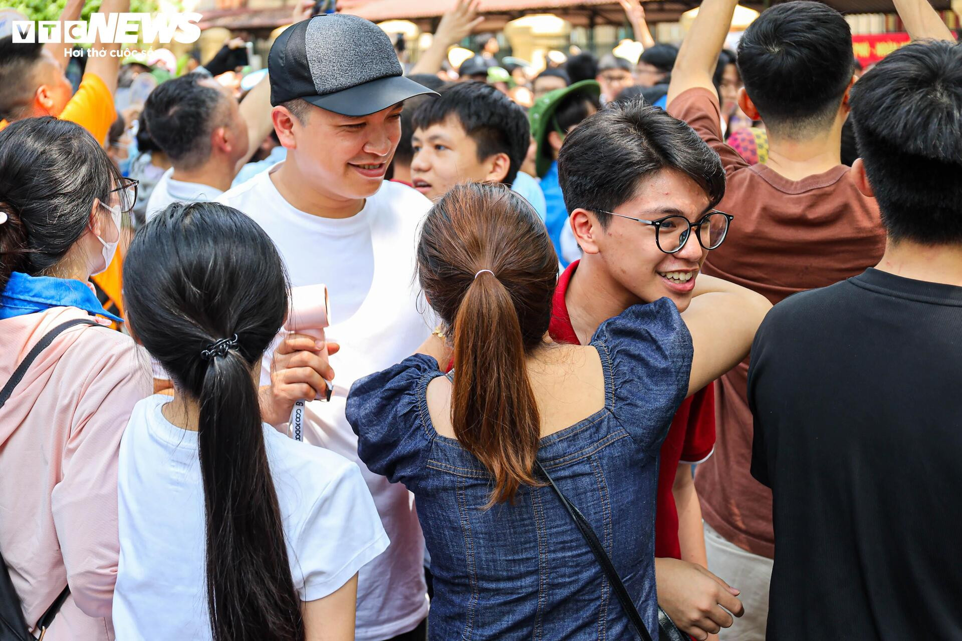 Phụ huynh oà khóc, ôm con sau tiếng hô 'chắc chắn đỗ rồi mẹ ơi' - 3