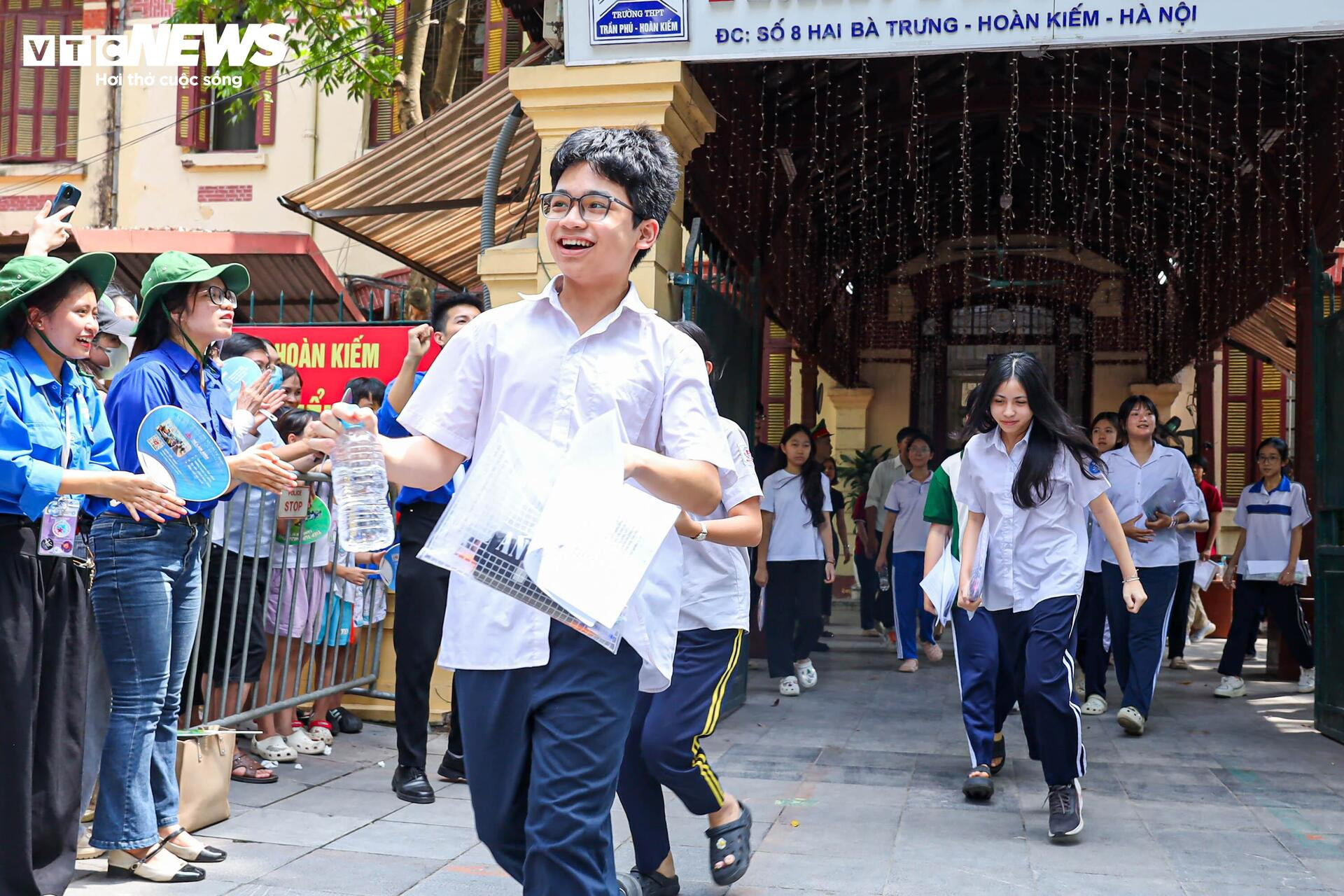 Phụ huynh oà khóc, ôm con sau tiếng hô 'chắc chắn đỗ rồi mẹ ơi' - 2