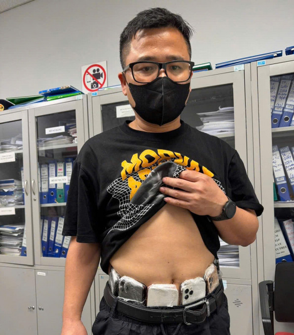 Quấn 64 chiếc điện thoại quanh người hòng 'qua mặt' hải quan sân bay Nội Bài- Ảnh 2.