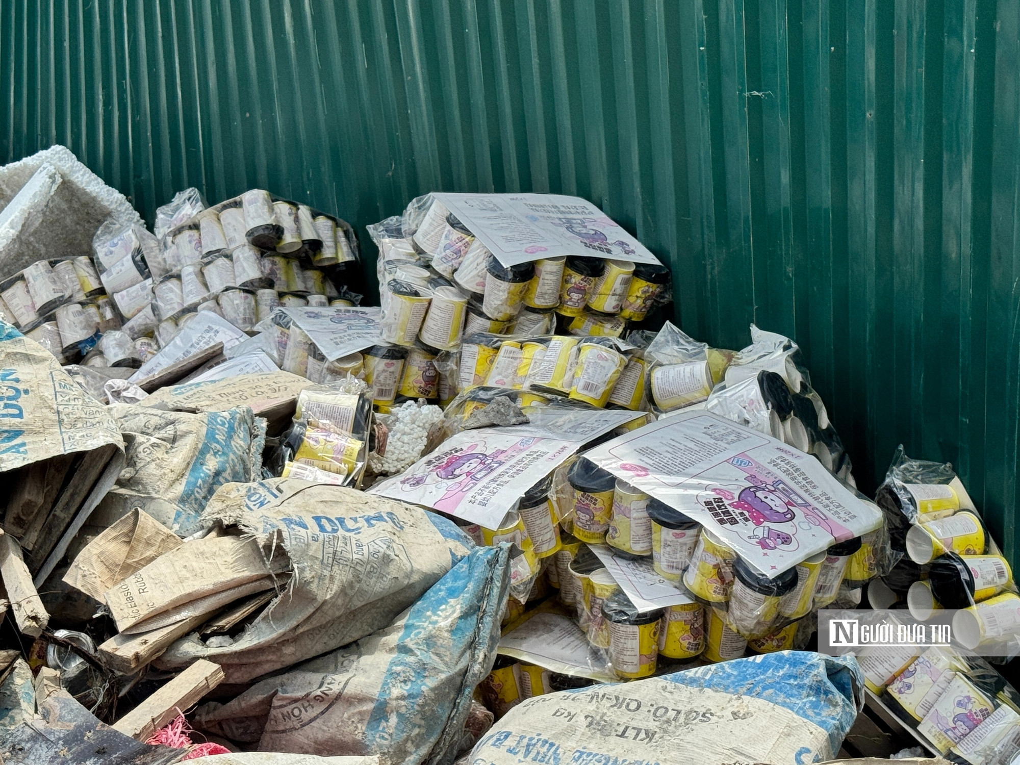 Hàng tấn bánh kẹo hết hạn, không rõ nguồn gốc tại