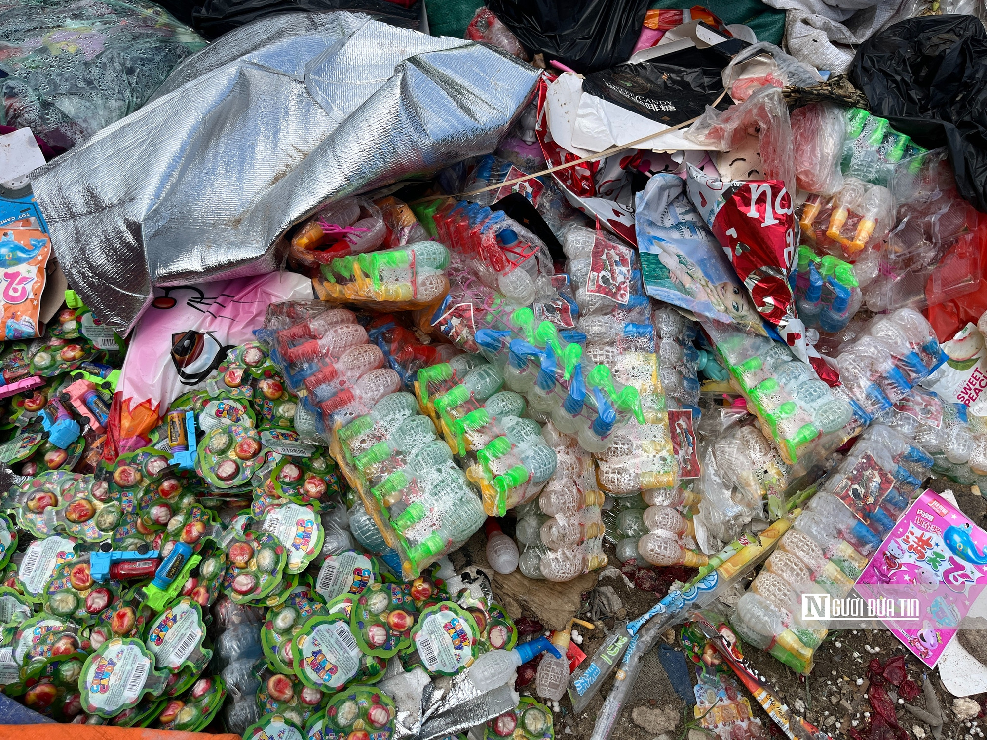 Hàng tấn bánh kẹo hết hạn, không rõ nguồn gốc tại