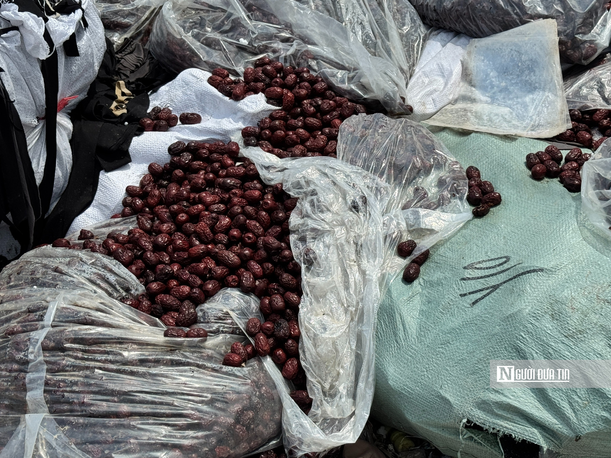 Hàng tấn bánh kẹo hết hạn, không rõ nguồn gốc tại