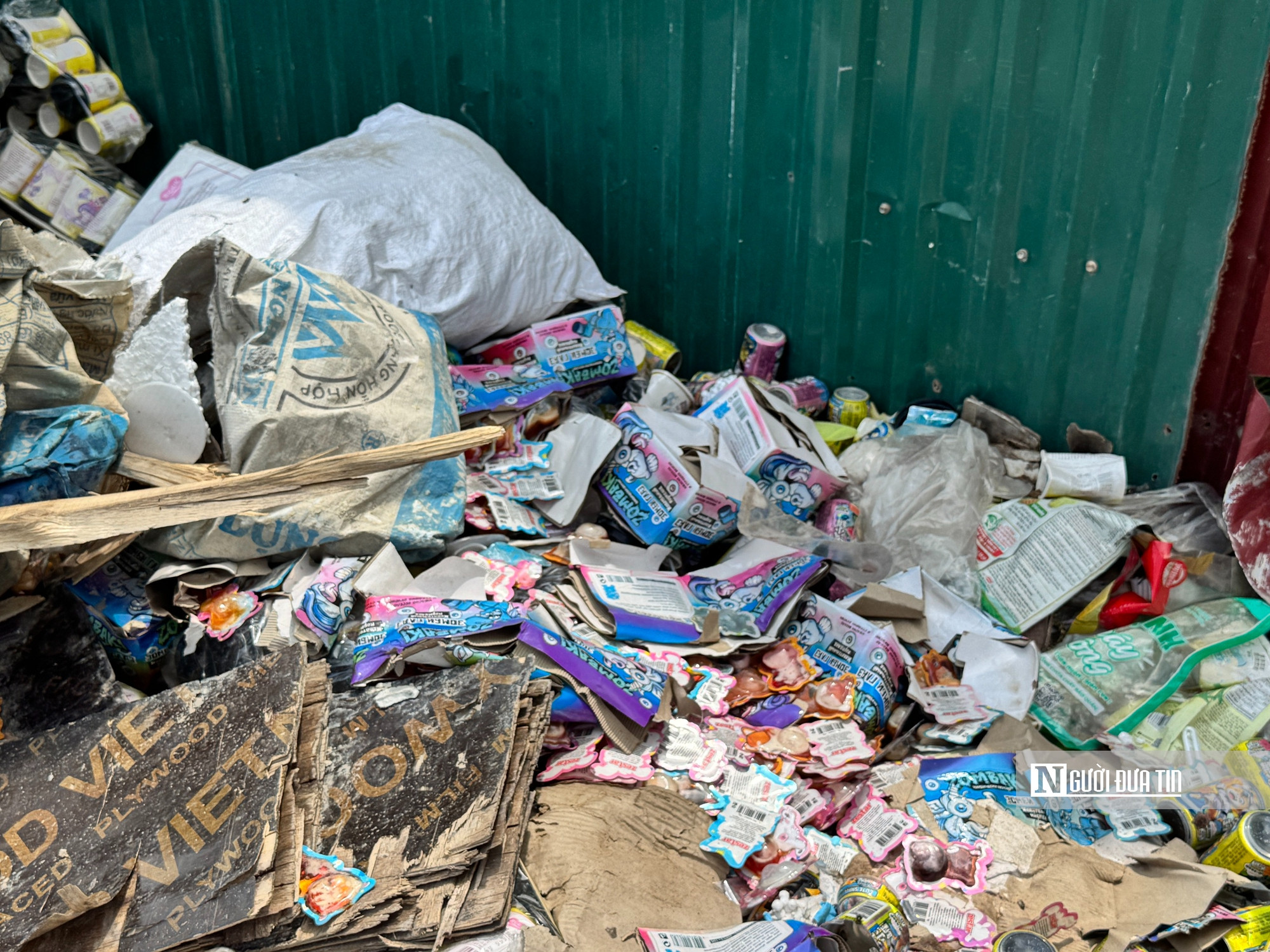 Hàng tấn bánh kẹo hết hạn, không rõ nguồn gốc tại