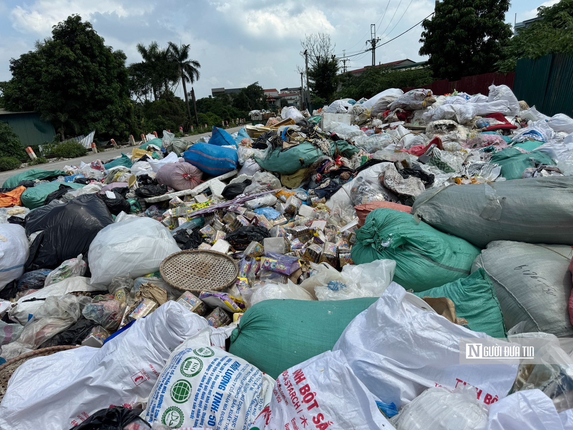 Hàng tấn bánh kẹo hết hạn, không rõ nguồn gốc tại