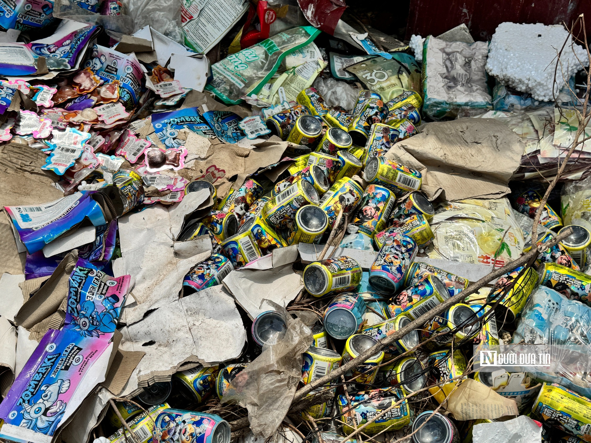 Hàng tấn bánh kẹo hết hạn, không rõ nguồn gốc tại