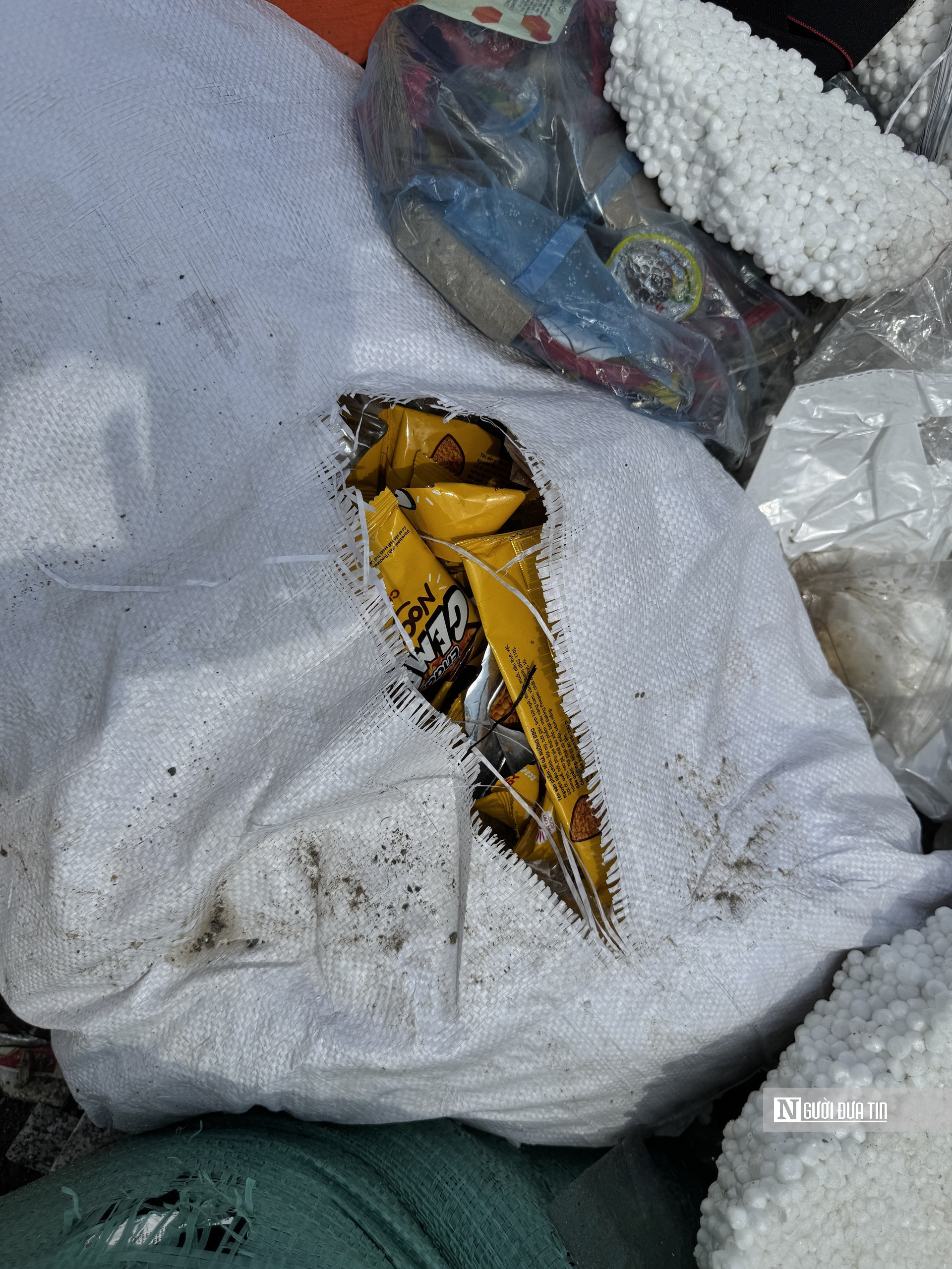 Hàng tấn bánh kẹo hết hạn, không rõ nguồn gốc tại