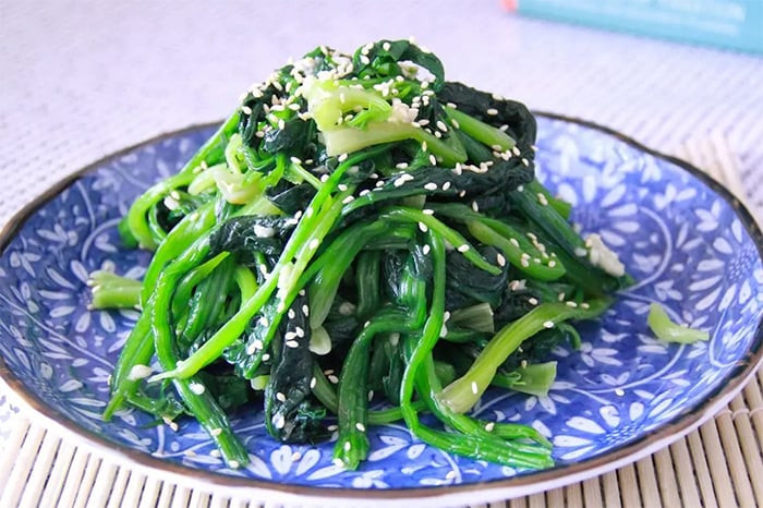 Cách chế biến rau chân vịt thành salad giúp rau không bị mất đi chất dinh dưỡng. (Ảnh: dealmoon)