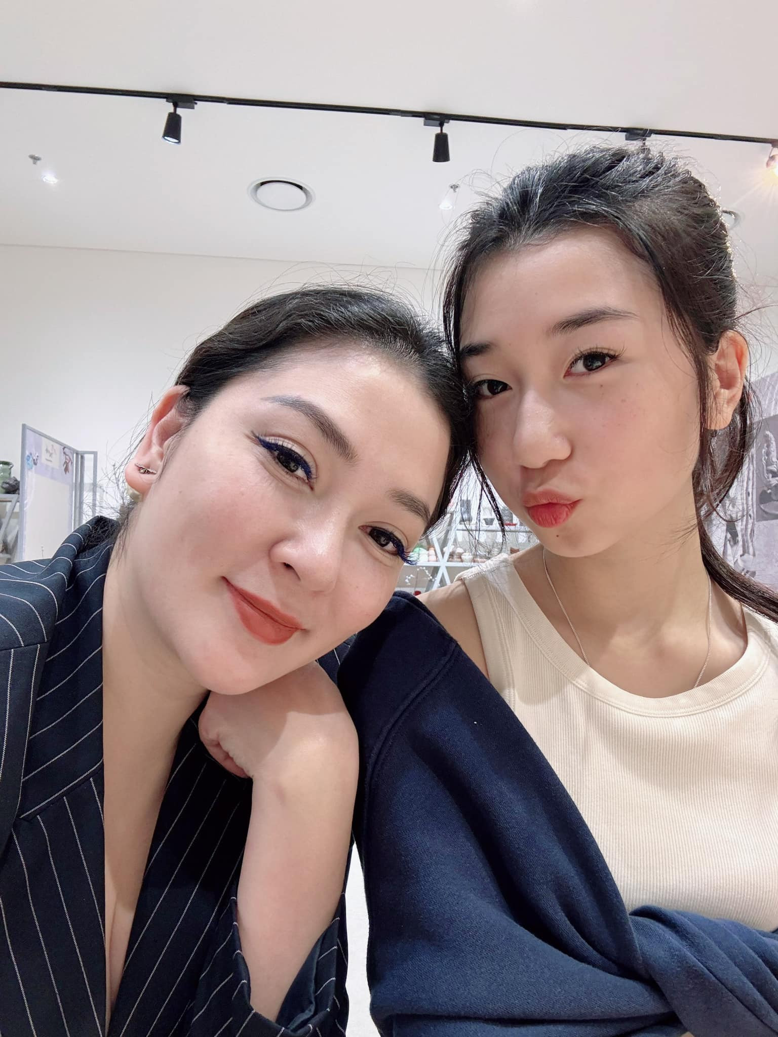 Con gái tốt nghiệp cấp 3, Hoa hậu Nguyễn Thị Huyền viết gửi con: 'Mẹ không mạnh mẽ thì phải biết làm thế nào?!'- Ảnh 6.