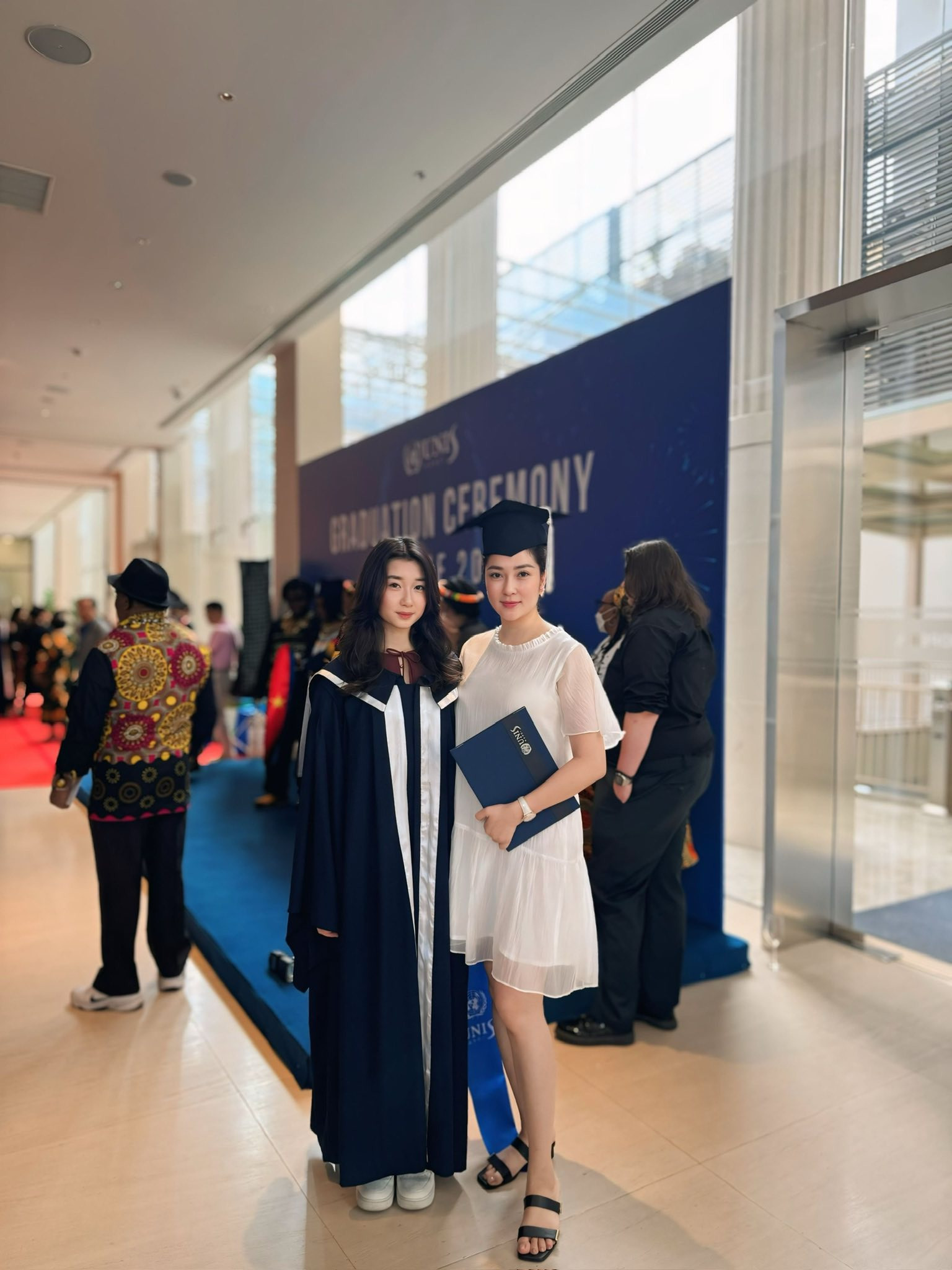 Con gái tốt nghiệp cấp 3, Hoa hậu Nguyễn Thị Huyền viết gửi con: 'Mẹ không mạnh mẽ thì phải biết làm thế nào?!'- Ảnh 2.