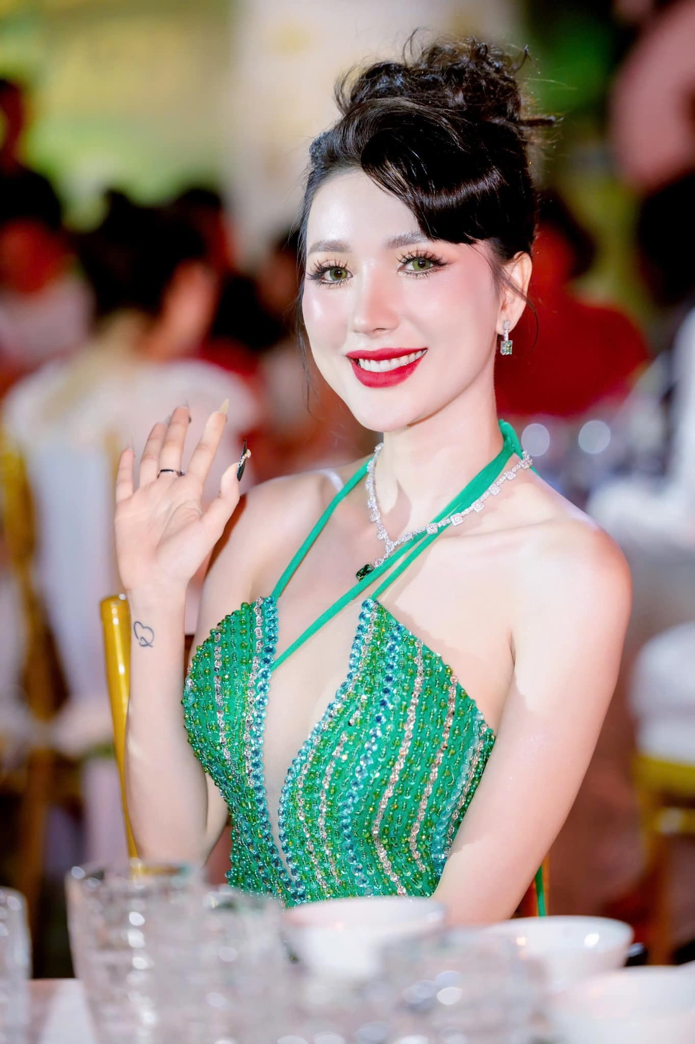 Phía công ty bán kim cương chấm dứt hợp đồng tiết lộ nóng liên quan đến Ngân Collagen