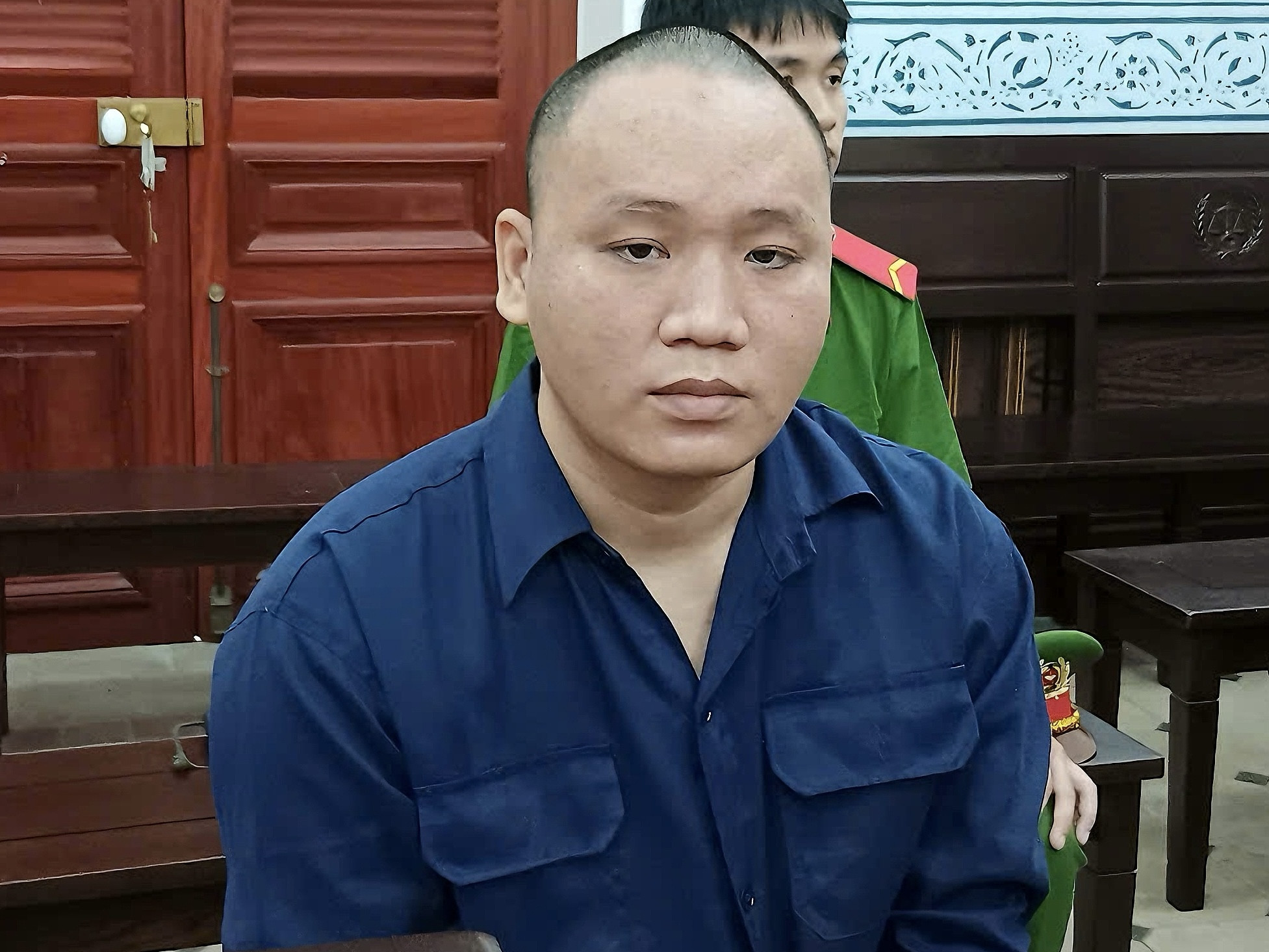 Được mời lên phường, bất ngờ rút dao tấn công cảnh sát khu vực - Ảnh 1.