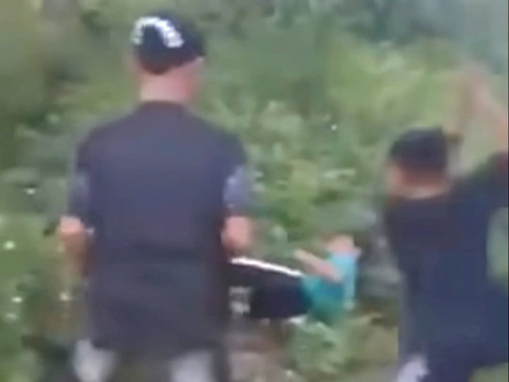 Nam sinh bị đánh hội đồng dã man (Ảnh cắt từ clip)