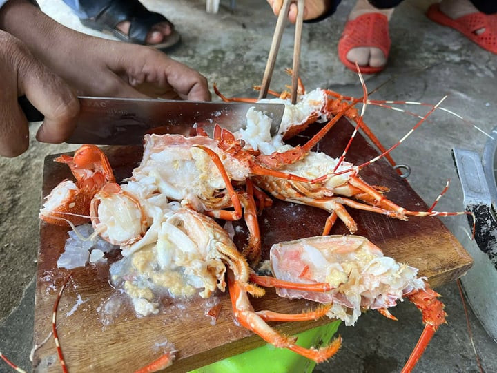 Tôm được bơm thạch sau khi làm chín.