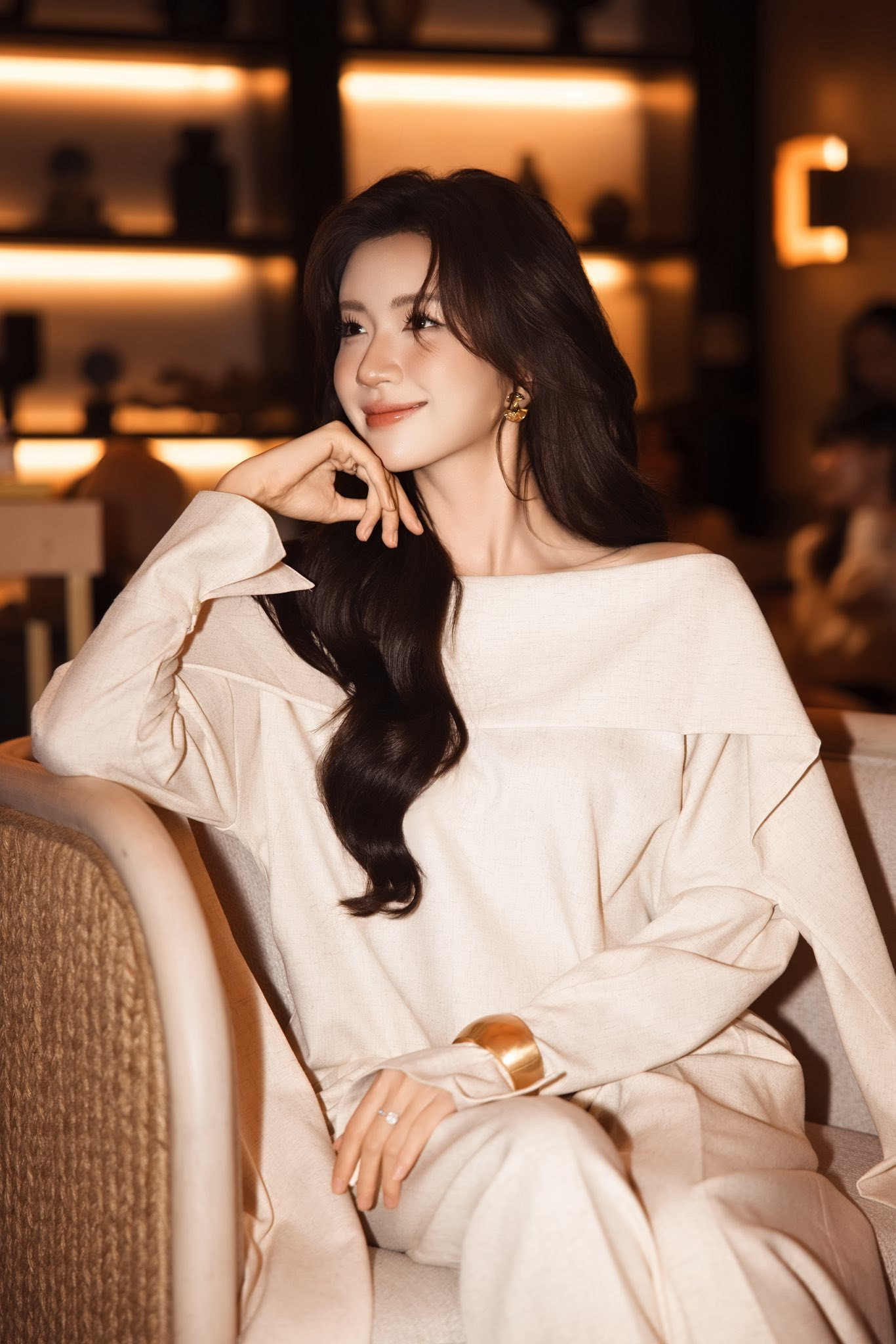 Nữ diễn viên quê Nam Định đang gây tranh cãi trong 'Dịu dàng màu nắng', đời thực là cháu dâu NSƯT Chí Trung- Ảnh 5.